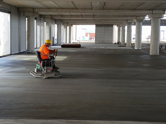 liscando del pavimento ultima capriata e inizio lavori impianti idraulici bagni sala bagagli 03102017 11